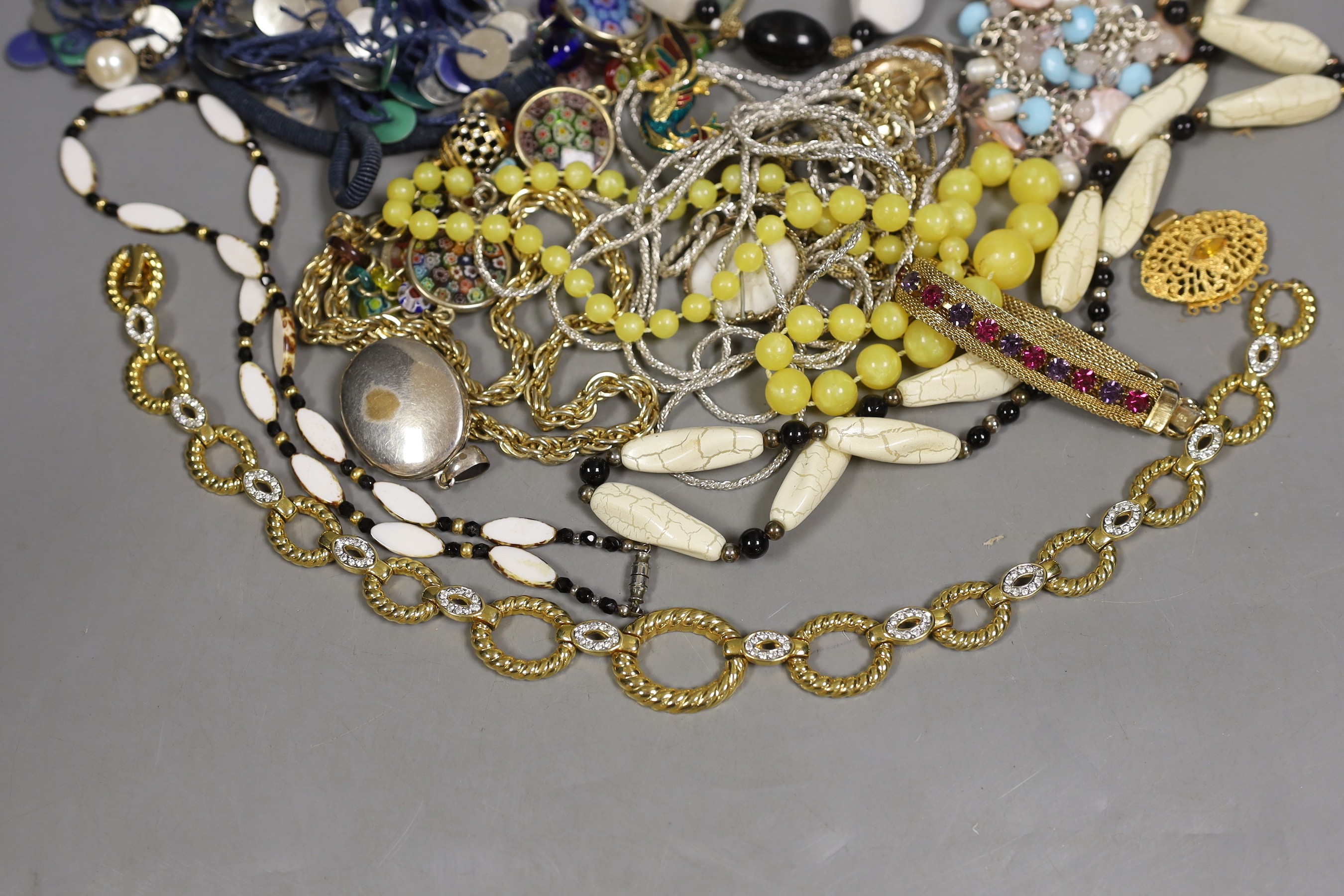 A quantity of assorted costume jewellery including necklaces, bracelets etc.